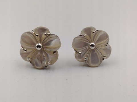 Srebrne kolczyki, klipsy damskie KWIAT - ILARIA - Masa Perłowa srebro 925