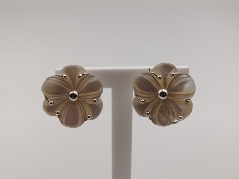 Srebrne kolczyki, klipsy damskie KWIAT - ILARIA - Masa Perłowa srebro 925