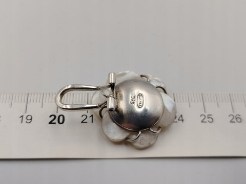 Srebrne kolczyki, klipsy damskie KWIAT - ILARIA - Masa Perłowa srebro 925