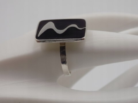 Piękny, damski, srebrny pierścionek CZARNY AKRYL srebro - roz. 19